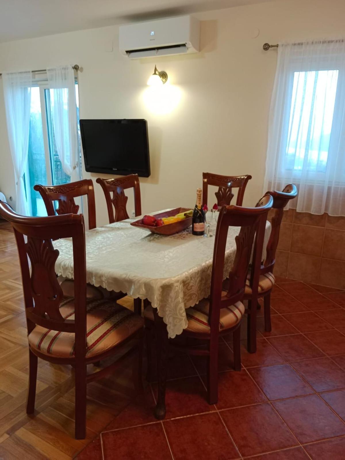 Villa House Leana *